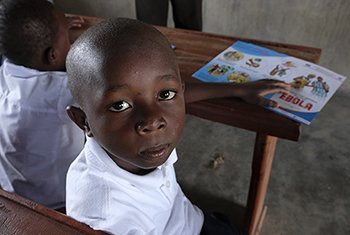在刚果民主共和国受到埃博拉疫情影响的贝尼市，一名7岁儿童正在学校学习相关预防知识。
