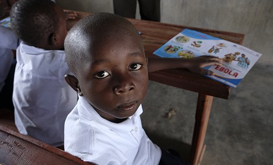 Em Beni, Kambale, de sete anos, aprende como prevenir o ebola numa ação do Unicef. 