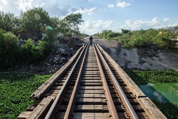 Des rails de chemin de fer dans les faubourgs de Reynosa, au Mexique, à la frontière avec les Etats-Unis.