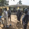 قوات أمنية من بعثة الأمم المتحدة في جمهورية أفريقيا الوسطى تقوم بجولة في حي بوار للاطلاع على أحوال المدنيين. أغسطس 2018.