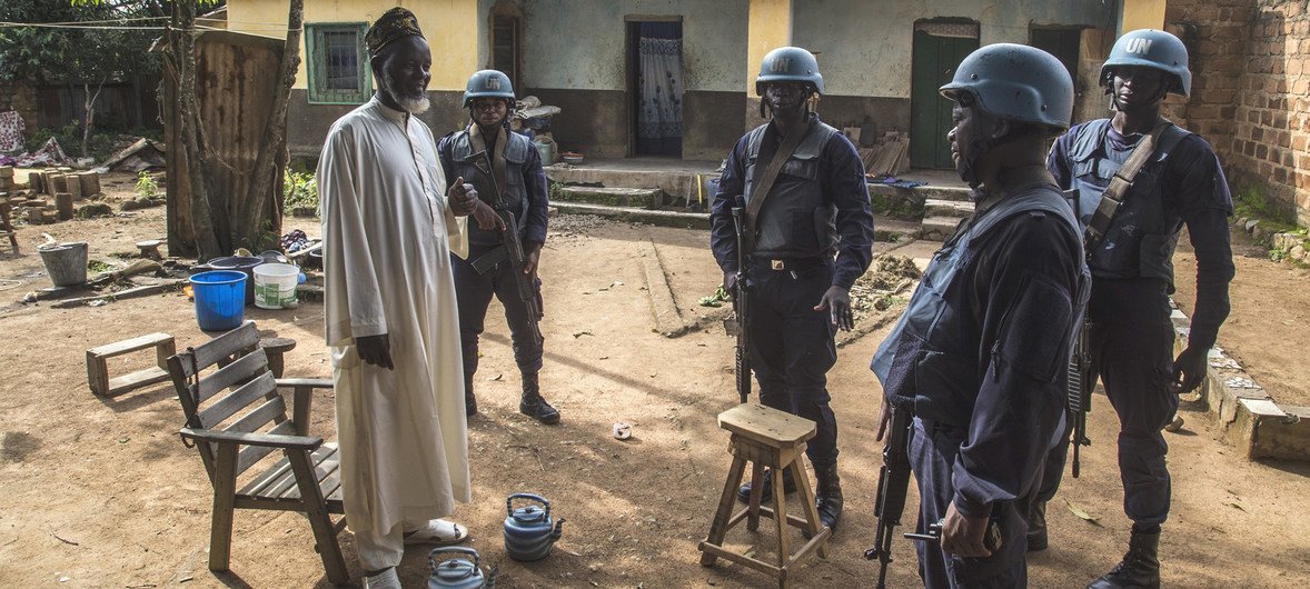 Des officiers de police de la MINUSCA patrouillent à Bouar, en République centrafricaine, en août 2018.