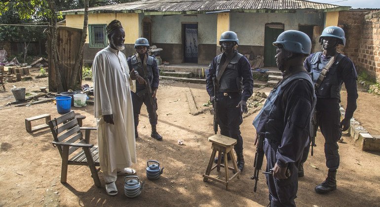 Des officiers de police de la MINUSCA patrouillent à Bouar, en République centrafricaine, en août 2018.