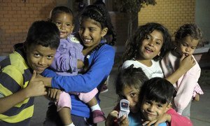 Niños venezolanos en la puerta del albergue de Scalabrini en Lima, Perú. El albergue tiene capacidad para 73 personas y permite que los refugiados y migrantes se queden una semana.