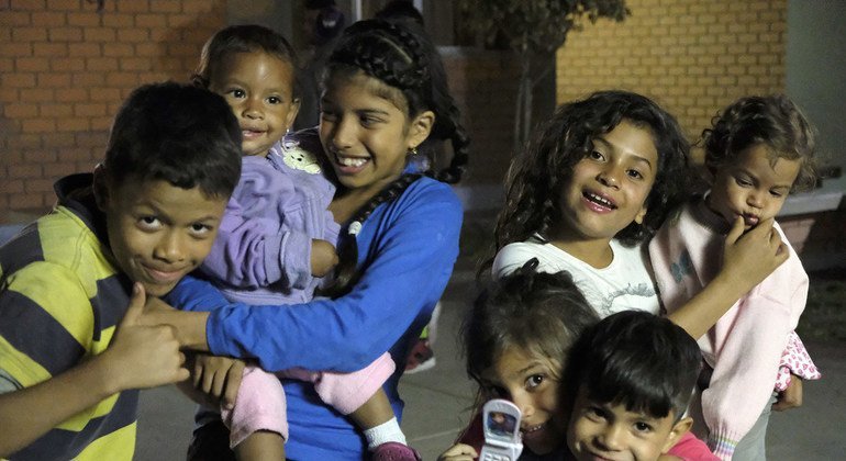 Niños venezolanos en la puerta del albergue de Scalabrini en Lima, Perú. El albergue tiene capacidad para 73 personas y permite que los refugiados y migrantes se queden una semana.