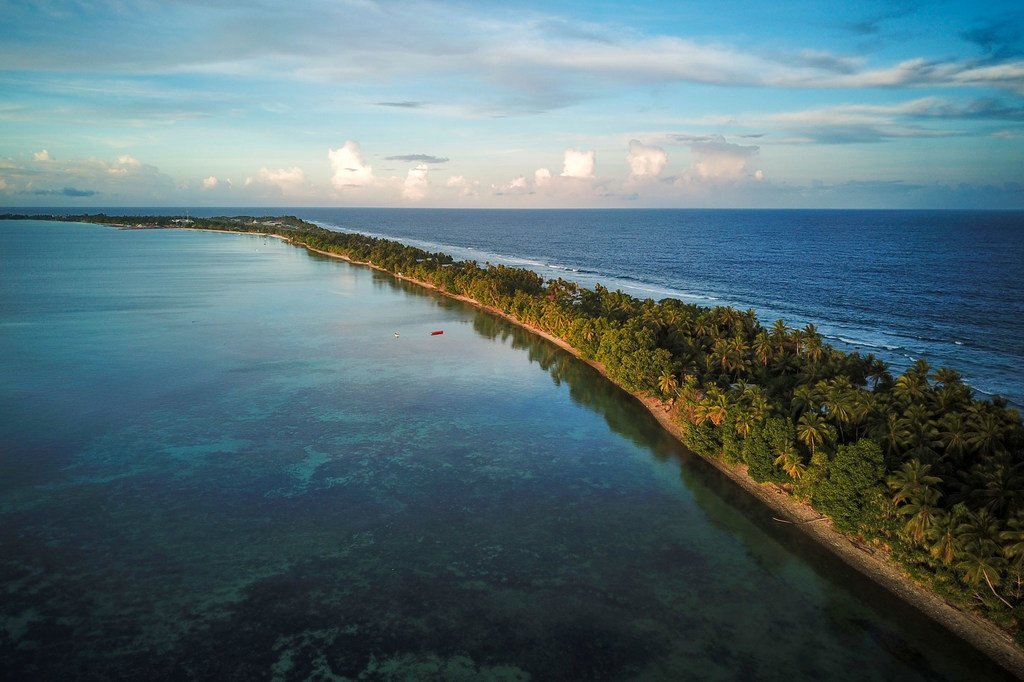 Tuvalu est un archipel de neuf atolls dans le sud de l'océan Pacifique. La hauteur moyenne des îles est inférieure à 2 mètres au-dessus du niveau de la mer ce qui les rend particulièrement vulnérables aux effets du réchauffement climatique.