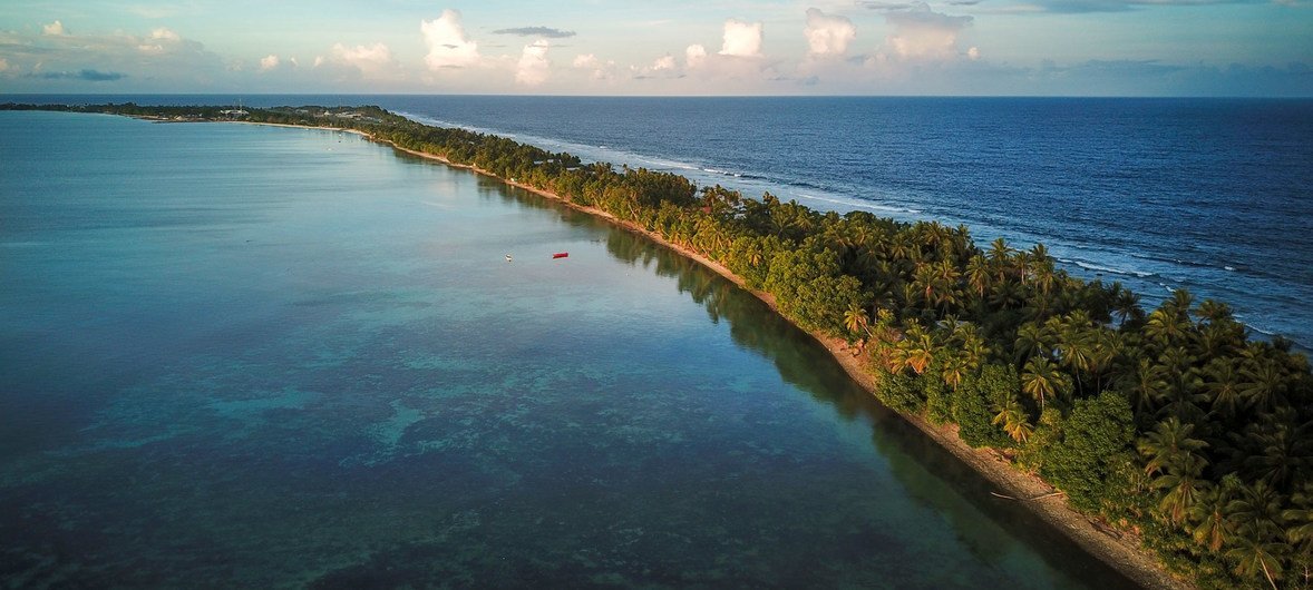 أرخبيل توفالو في جنوب المحيط الهادئ يتكون من تسع جزر مرجانية. يبلغ متوسط ارتفاع الجزر أقل من مترين فوق مستوى سطح البحر، مما يجعلها معرضة بشدة لآثار الاحترار العالمي.
