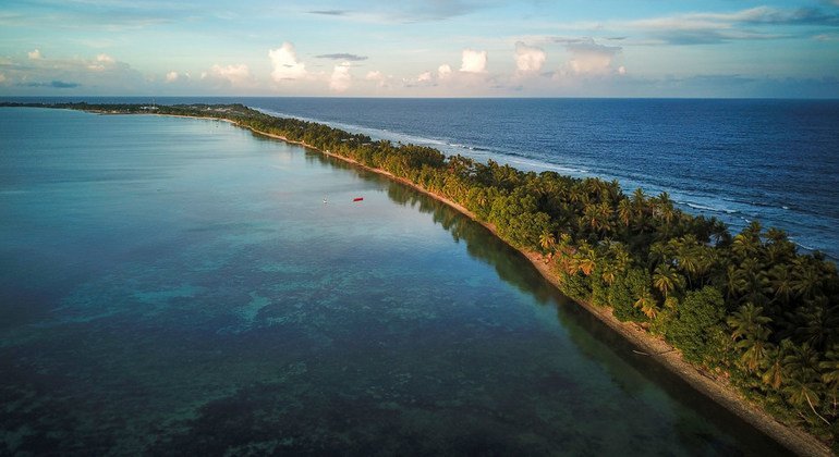 图瓦卢是南太平洋中由九个环礁组成的群岛国。该国各岛屿平均海拔高度不到2米，极易受到全球变暖的影响。