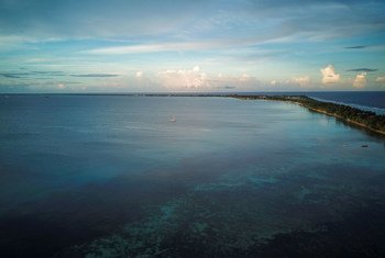 جزيرة فوفافوتي المنخفضة في أرخبيل جنوب المحيط الهادئ في توفالو معرضة لارتفاع مستوى سطح البحر بسبب تغير المناخ.