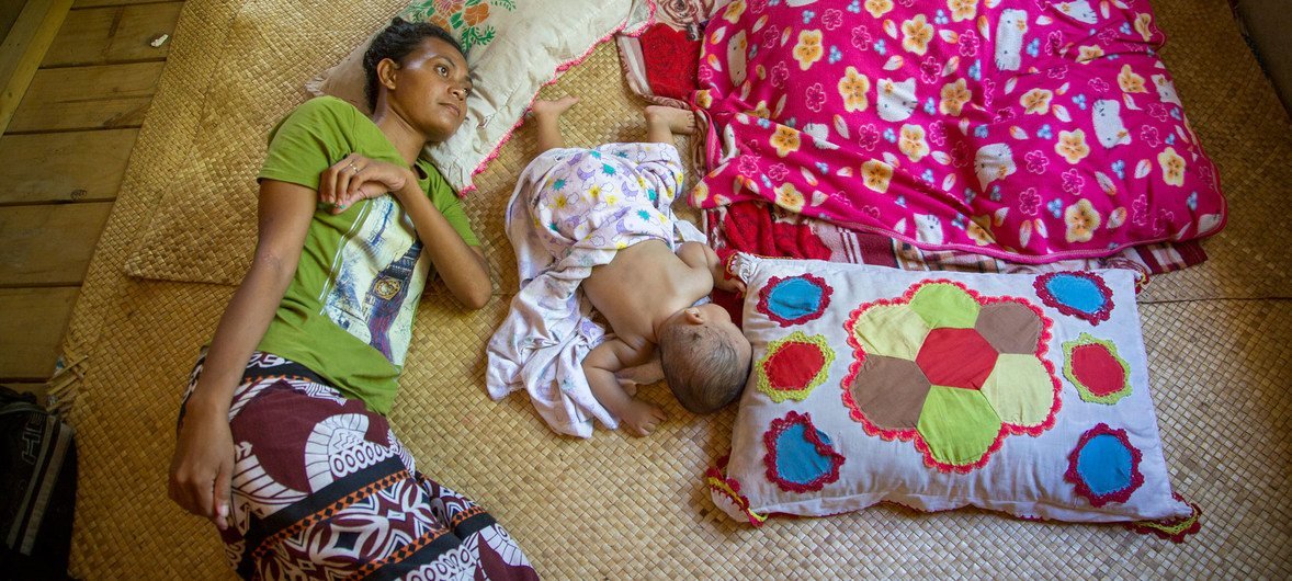 Une patiente âgée de 25 ans atteinte de tuberculose est traitée chez elle à Funafuti, l'île principale de Tuvalu, dans le Pacifique.