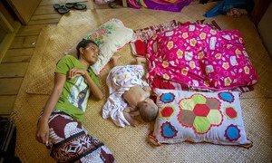 一名25岁的肺结核患者在位于南太平洋图瓦卢主要岛屿富纳富提的家中接受治疗。