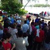 Trabajadores de ACNUR asisten a los migrantes de la caravana que han llegado a la frontera entre México y Guatemala.