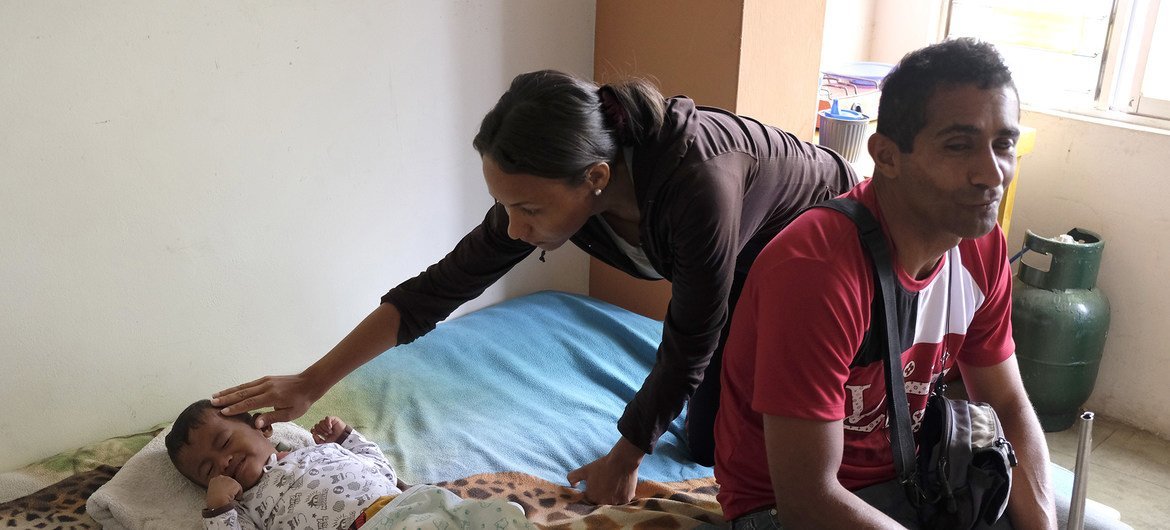 Jamileth, 28, y su pareja, Giulio Ayala, 44, tuvieron que irse de Venezuela por la falta de medicinas para su hijo, Steven. Ahora están en Tumbes, Perú.