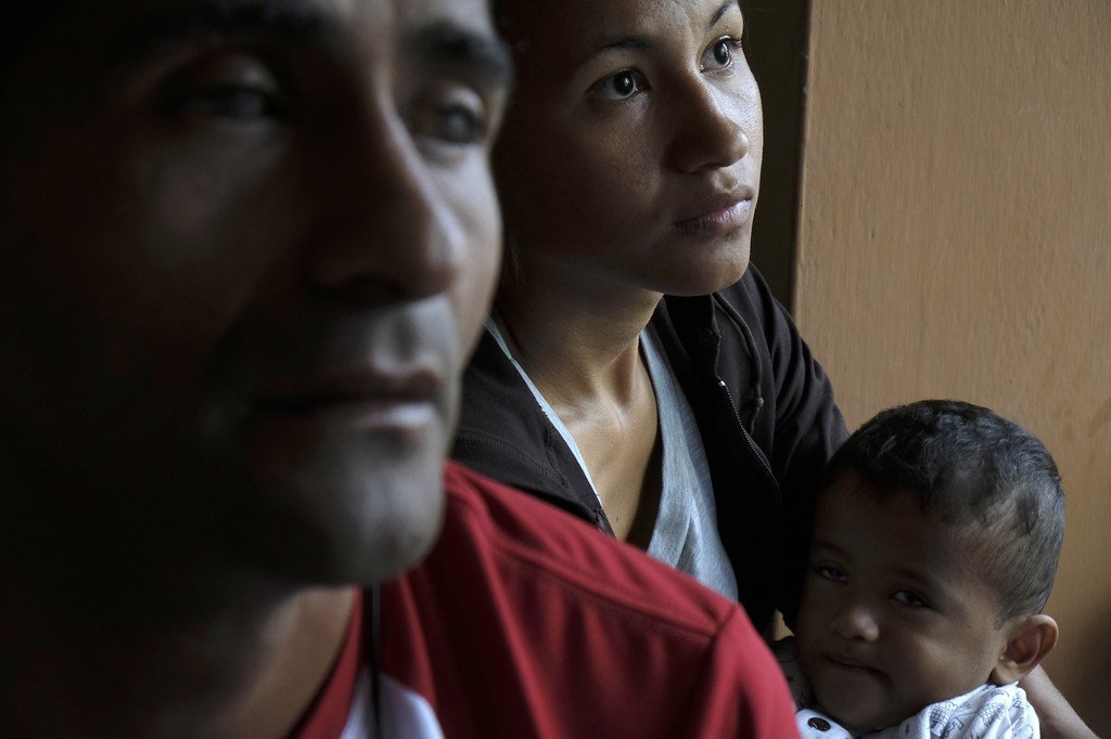 在秘鲁的委内瑞拉难民家庭为孩子的健康感到担心。