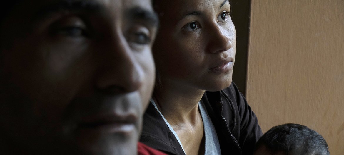 Au Pérou, une famille de réfugiés vénézuéliens craint pour la santé de son enfant.