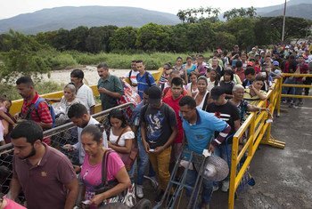 أرشيف: نحو خمسة آلاف مواطن فنزويلي يعبرون جسر سيمون بوليفار الدولي للدخول إلى كولومبيا. 
