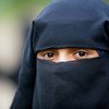 Никаб - это исламский женский головной убор, который полностью закрывает лицо, оставляя лишь узкую щель для глаз.
