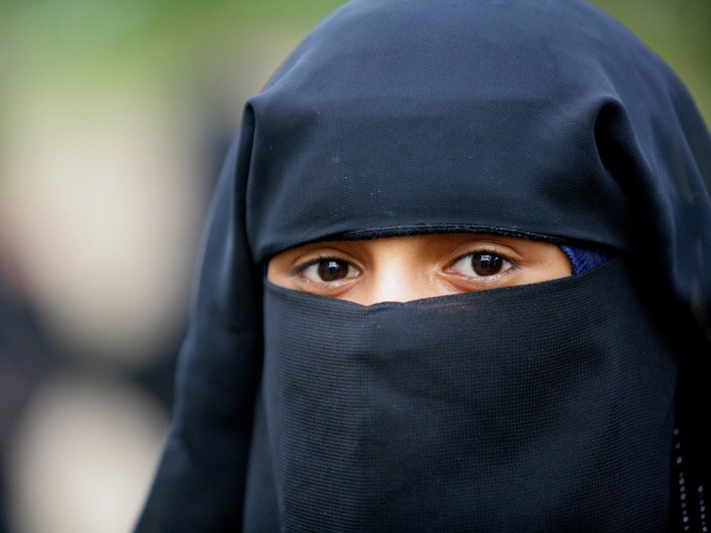 Le niqab est un voile islamique intégral, qui couvre tout le corps, y compris le visage, ne laissant qu’une petite ouverture pour les yeux.