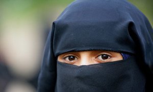 Le niqab est un voile islamique intégral, qui couvre tout le corps, y compris le visage, ne laissant qu’une petite ouverture pour les yeux.