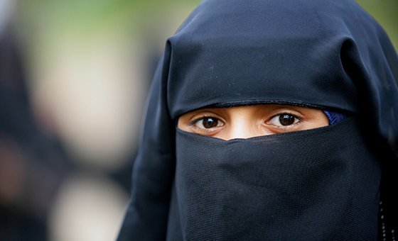 Никаб - это исламский женский головной убор, который полностью закрывает лицо, оставляя лишь узкую щель для глаз.