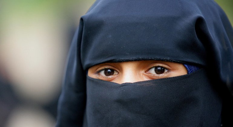 El niqab es un velo islámico que solo deja ver los ojos. Una mujer en Yemen, 2007. 