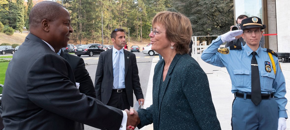 Isabelle Durant, Secrétaire générale adjointe de la CNUCED, accueille le Président de la République centrafricaine, Faustin-Archange Touadéra, à son arrivée au Forum mondial de l'investissement 2018 à Genève, en Suisse.