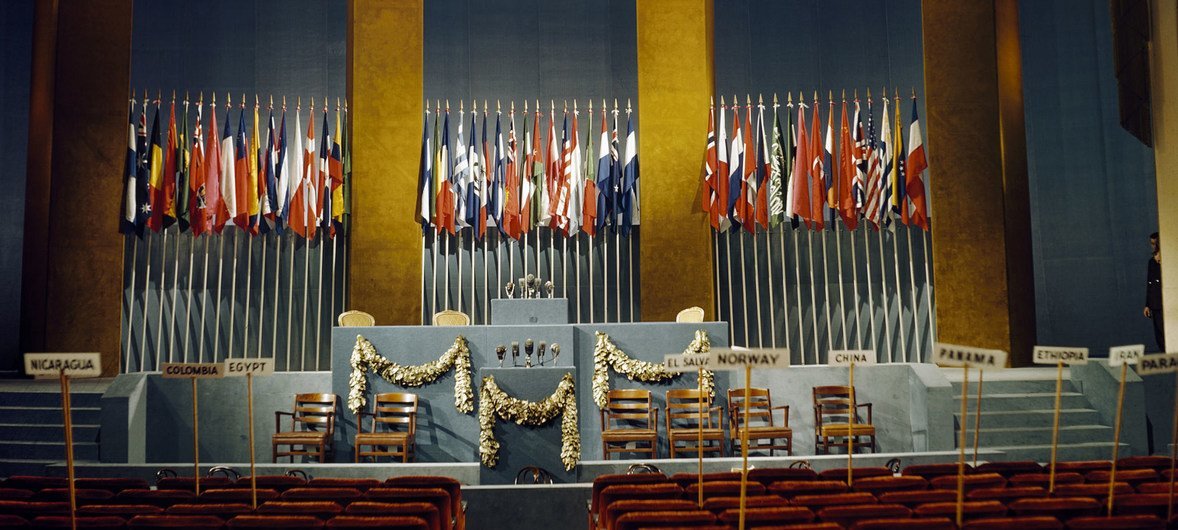 В апреле - июне 1945 г. делегаты из 50 стран на конференции в Сан-Франциско обсуждали и приняли Устав ООН, который вступил в силу 24 октября того же года