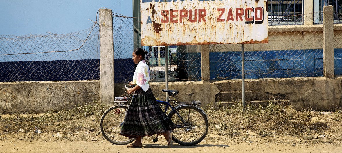 ग्वाटेमाला में 36 साल के लम्बे नागरिक संघर्ष के दौरान, सेपुर ज़ारको समुदाय के पास स्थित एक छोटी चौकी में, सेना द्वारा स्थानीय समुदाय की महिलाओं को ग़ुलाम बनाकर उनके साथ बलात्कार के मामले सामने आए. (अप्रैल 2018)