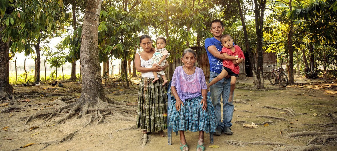 Familia indígena maya.