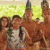 Жоэния Вапичана (на фото в центре) - борец за права коренных народов Бразилии