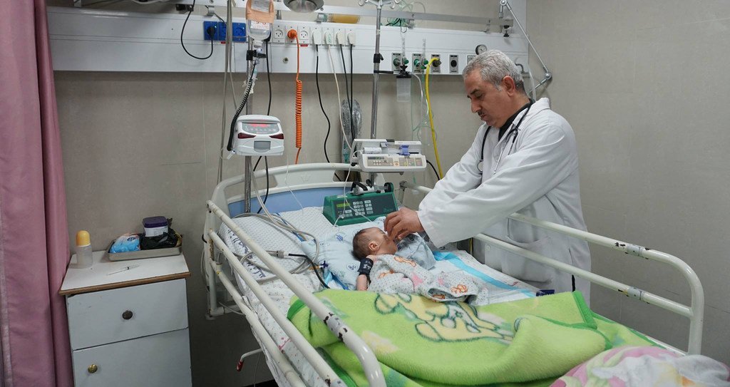 من الأرشيف - وحدة العناية المركزة في مشفى الرنتيسي بغزة