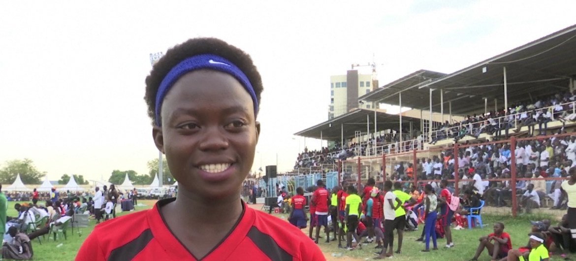 استير نادية، طالبة من جنوب السودان تشجع فريقها الذي شارك في المبارة التي أقيمت بمناسبة الاحتفال بيوم الأمم المتحدة في جوبا.