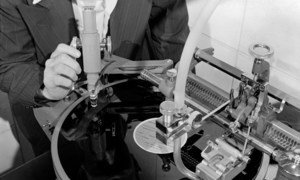 Plus de 37 000 disques contenant des enregistrements audio de réunions tenues aux Nations Unies font partie du riche patrimoine audio de l'Organisation. (dossier janvier 1948)
