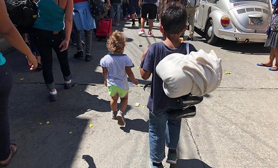 Crianças estão entre os migrantes da América Central que caminham em direção à fronteira entre o México e os Estados Unidos