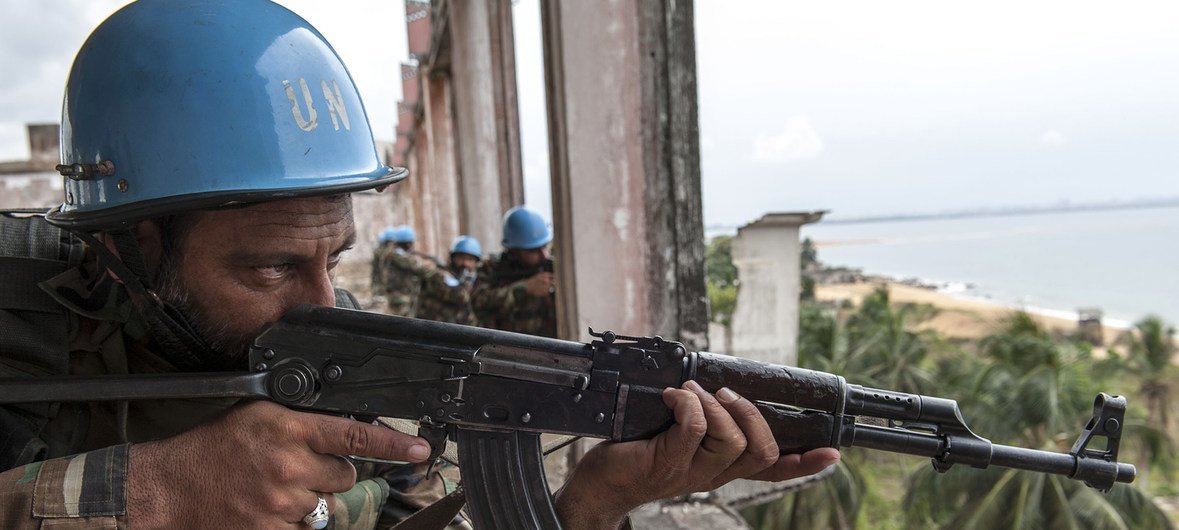 Soldiers from Pakistan serving with the UN peacekeeping mission in Liberia, UNMIL, on exercise in Monrovia in January 2013.
