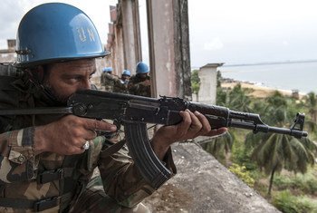 Soldiers from Pakistan serving with the UN peacekeeping mission in Liberia, UNMIL, on exercise in Monrovia in January 2013.