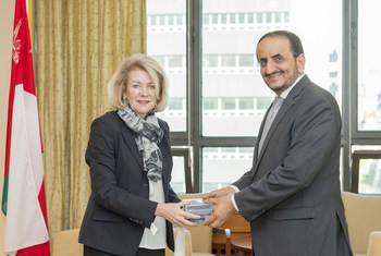 وكيلة الأمين العام للإعلام الدولي تسلم السفير العماني أشرطة أنتجت في إطار رقمنة أرشيف الأمم المتحدة السمعي والبصري، بدعم من سلطنة عمان. أكتوبر 2017