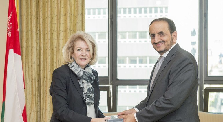وكيلة الأمين العام للإعلام الدولي تسلم السفير العماني أشرطة أنتجت في إطار رقمنة أرشيف الأمم المتحدة السمعي والبصري، بدعم من سلطنة عمان. أكتوبر 2017