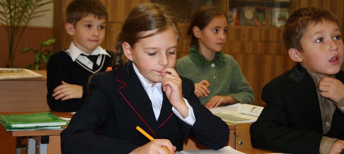 Primary school children study in their classroom (file October 2007)