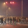 蒙古乌兰巴托索格诺克哈尔克汗（Songinokhairkhan）区，凌晨时分，父母带着孩子穿过马路前往学校，该区是乌兰巴托市空气污染最为严重的地区。