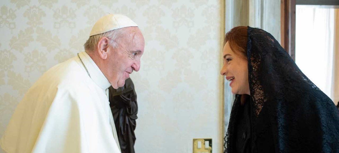 La presidenta de la Asamblea General, Maria Fernanda Espinosa, junto al Papa Francisco en el Vaticano.
