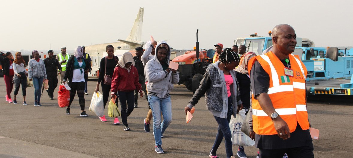 مهاجرون نيجيريون كانوا عالقين في ليبيا يصلون إلى لاغوس ضمن برنامج العودة الطوعية التابع للمنظمة. 14 فبراير 2018.