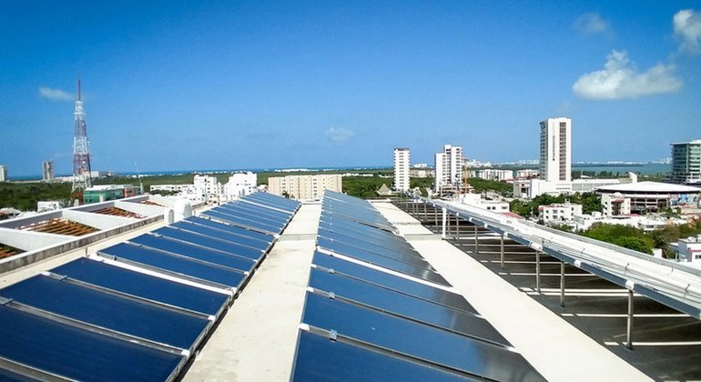 Солнечная фотоэлектрическая установка на крыше в отеле LQ, в Канкуне. 