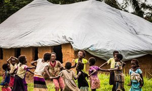 Des enfants jouent devant une école temporaire mise en place par l'UNICEF, près de Mbuji Mayi, dans la région du Kasaï, en République démocratique du Congo. 27 janvier 2018.