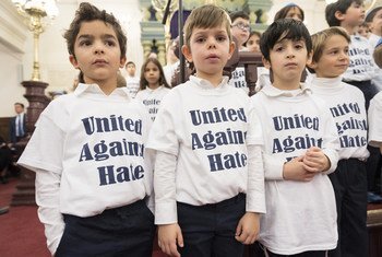 (من الأرشيف) أطفال يرتدون قمصانا عليها شعار "متحدون ضد الكراهية" في فعالية جمعت بين أتباع الديانات المختلفة كنيس "بارك إيست" في مدينة نيويورك، تكريما لذكرى ضحايا هجوم على كنيس يهودي في مدينة بيتسبيرغ الأميركية..