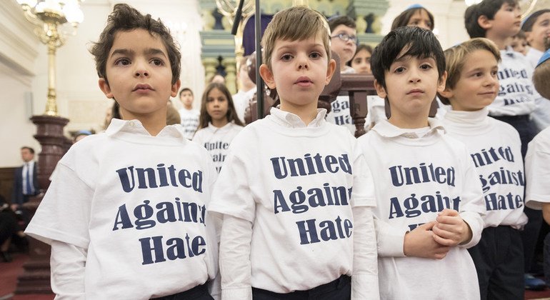 Dzieci w koszulkach „United Against Hate” pojawiają się na międzywyznaniowym zgromadzeniu w Park East Synagogue w Nowym Jorku ku pamięci żydowskich wiernych, którzy zginęli w Pittsburghu.  (31 października 2018)