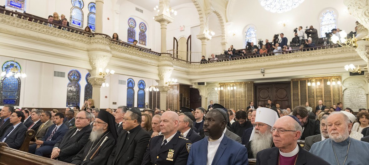 Представители различных конфессий собрались в синагоге в Нью-Йорке, чтобы почтить память жертв стрельбы в Питсбурге.