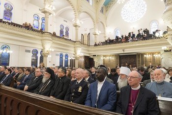 أرشيف: زعماء دينيون يجتمعون في كنيس بارك إيست في مدينة نيويورك في مناسبة تجمع بين الأديان تحت عنوان "متحدون ضد الكراهية".