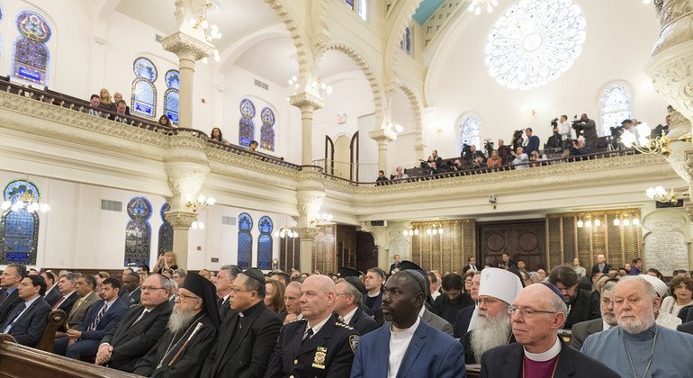 Des responsables religieux réunis à la Park East Synagogue à New York lors d'un rassemblement interconfessionnel intitulé « Unis contre la haine » à la suite du meurtre de fidèles juifs dans une synagogue en Pennsylvanie. (31 octobre 2018)