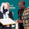 Mukhisa Kituyi (à droite), Secrétaire général de la CNUCED, avec Uneiza Ali Issufo du Mozambique lors de la cérémonie de remise des Prix des femmes cheffes d'entreprise au Forum mondial de l'investissement.