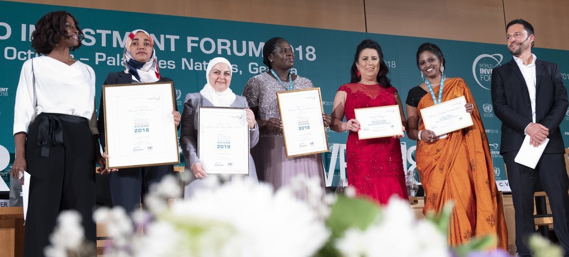 Les gagnantes des Prix Empretec des femmes cheffes d'entreprise lors d'une cérémonie au Forum mondial de l'investissement. 